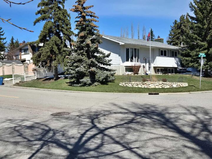 Property Photo:  6803 Dalmeny Gate NW  AB T3A 1T5 