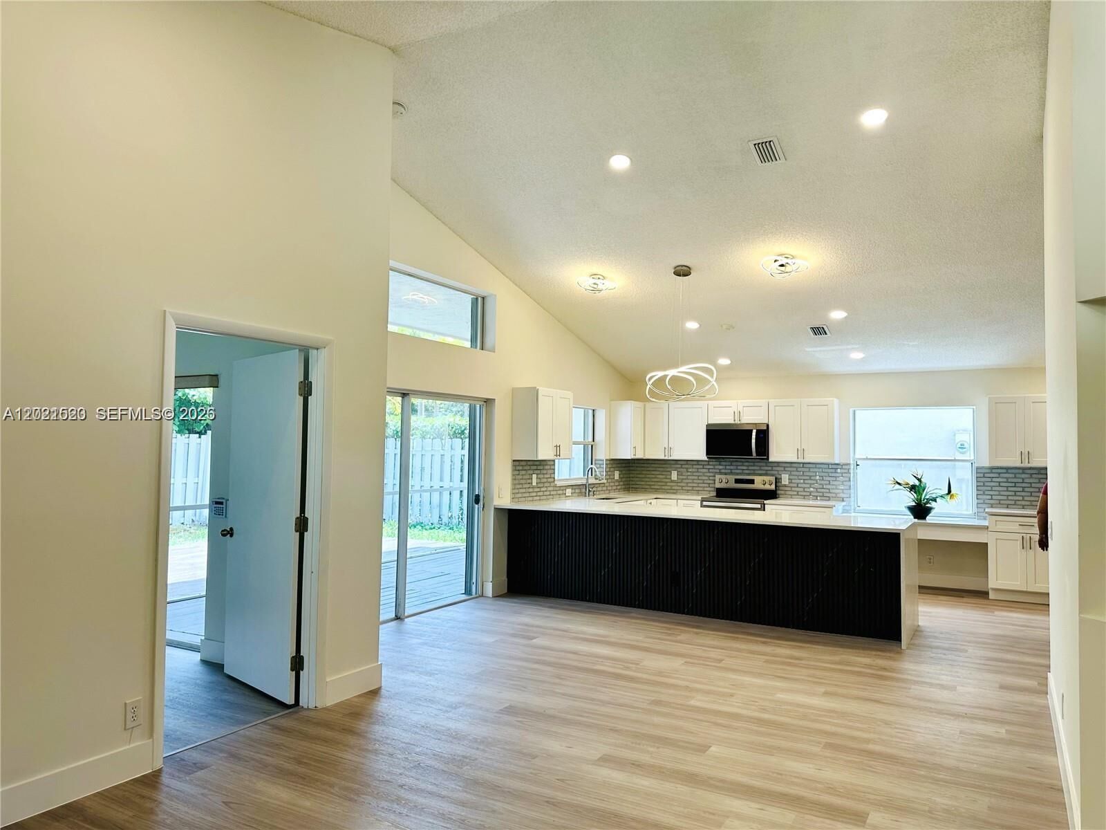 Property Photo:  116 W Bayridge Dr  FL 33326 