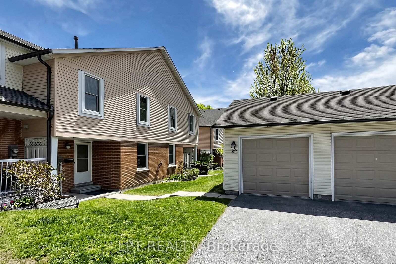 Property Photo: 1055 Central Pk Boulevard N 32 ON L1G 7M4