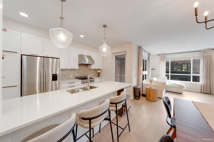 Property Photo: 33540 Mayfair Avenue 102 BC V2S 0J3