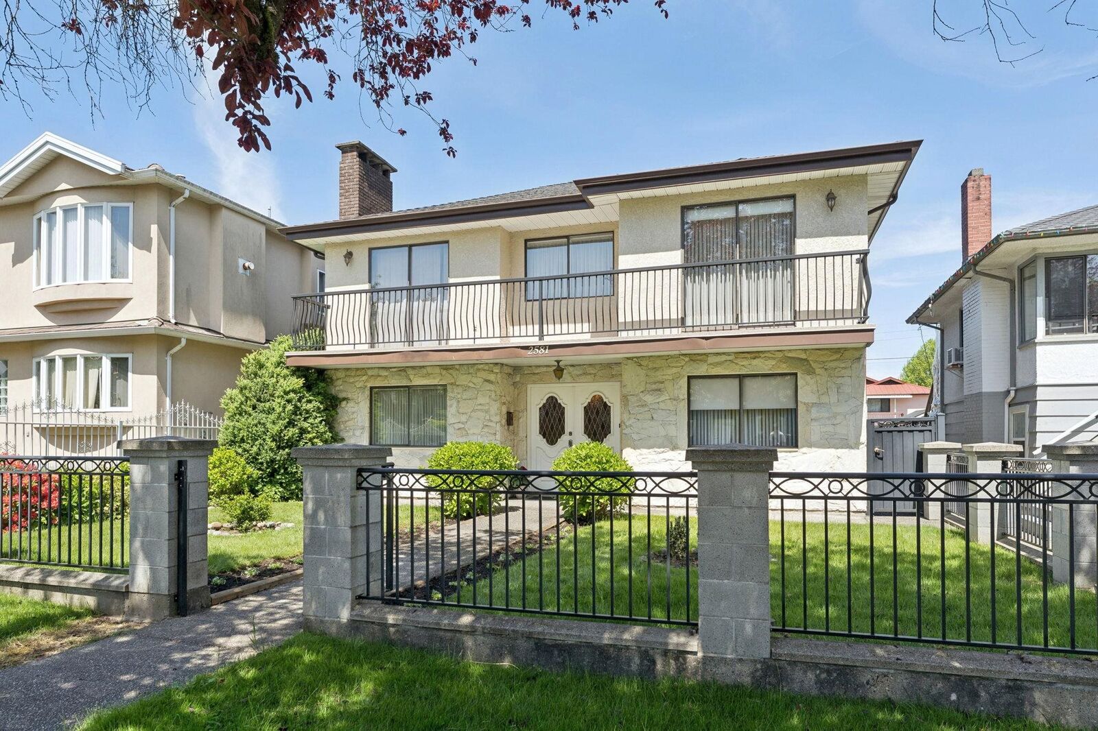 Property Photo:  2581 E 3rd Avenue  BC V5M 1H1 