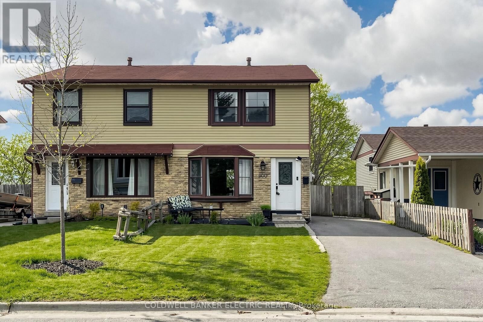 Property Photo: 900 Southridge Street ON L1H 8A5