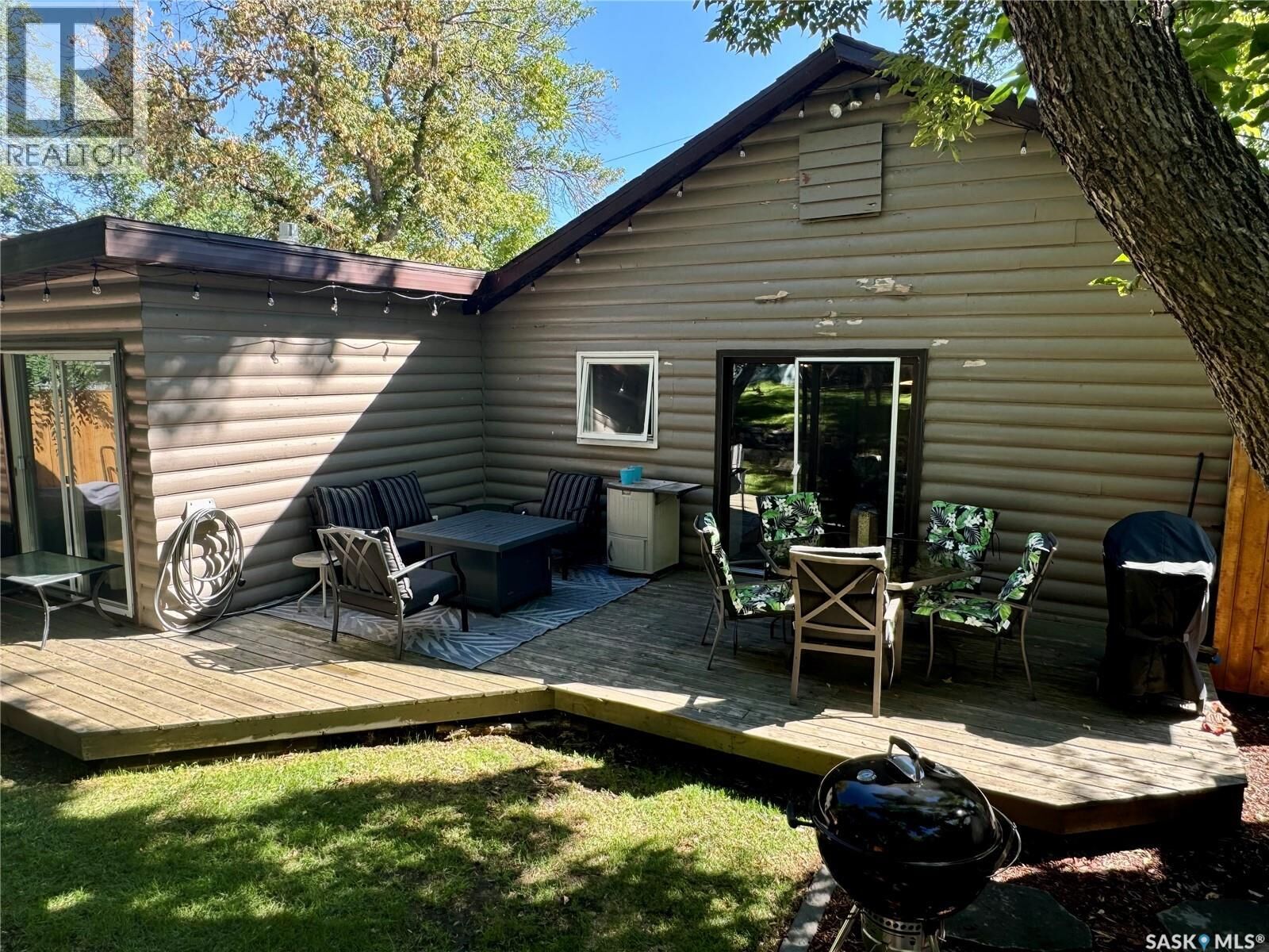 Property Photo:  338 3rd Street E  SK S0G 4C0 