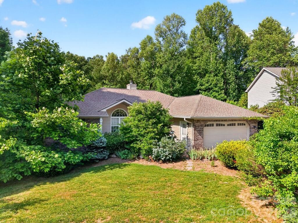 Property Photo:  7 Firestone Court  NC 28729 