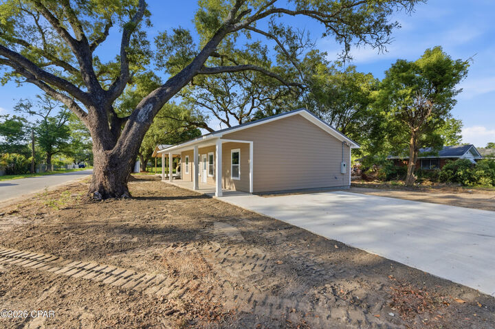 Property Photo:  2201 E 6th Street  FL 32401 