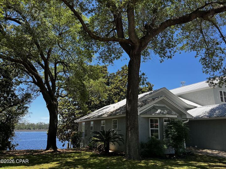 Property Photo: 9927 Bedgood Road FL 32409
