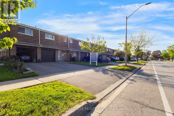 Property Photo:  7450 Darcel Avenue 13  ON L4T 2X7 