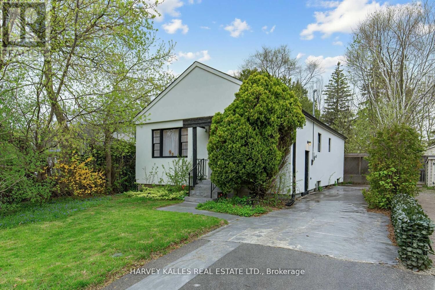 Property Photo: 246 Burnett Avenue ON M2N 1V8