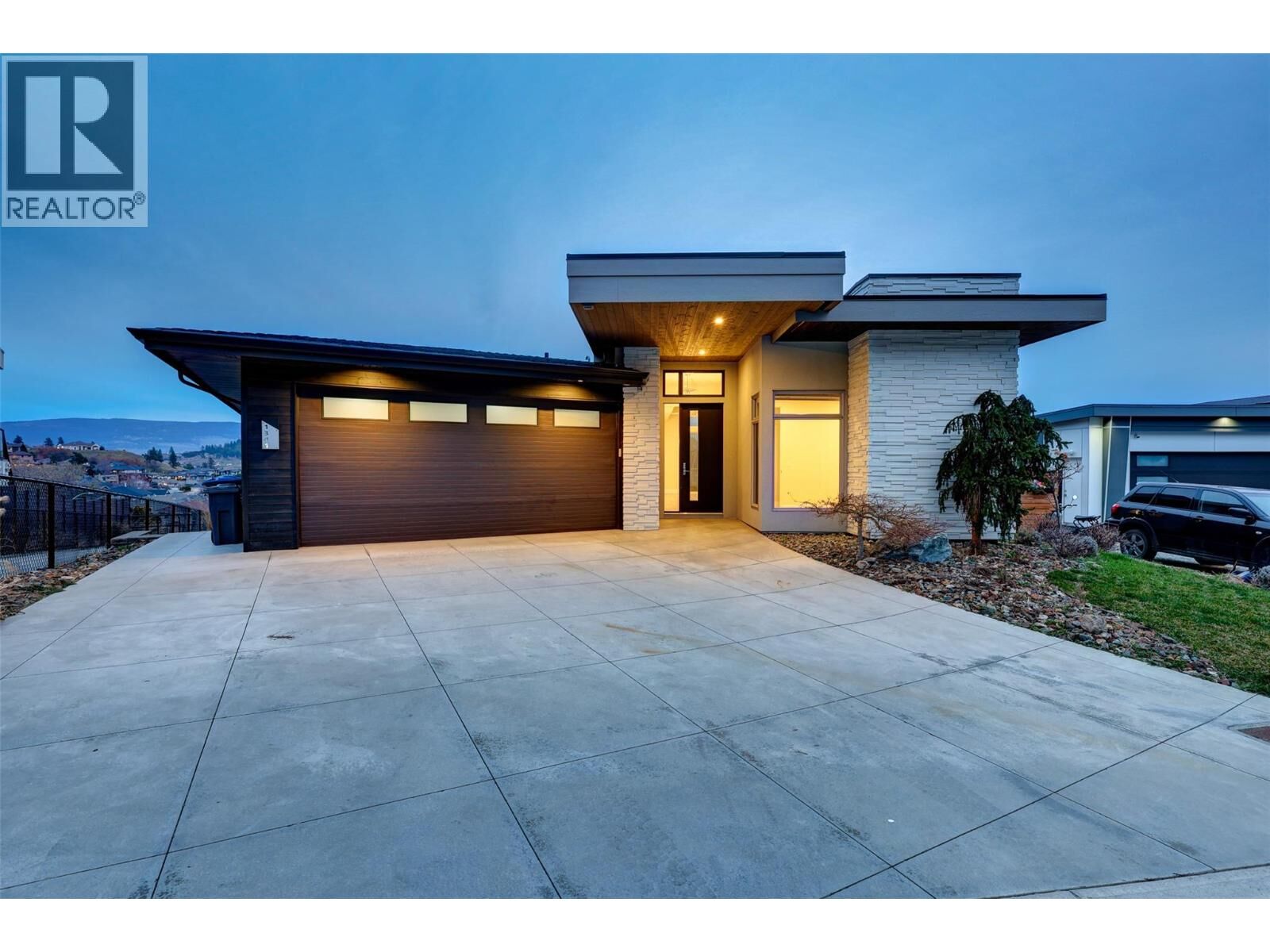 Property Photo:  1341 Sladen Crescent  BC V1V 2Y1 
