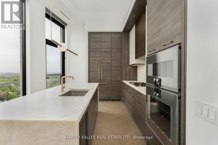Property Photo:  215 Lonsdale Road 2002  ON M4V 1W7 