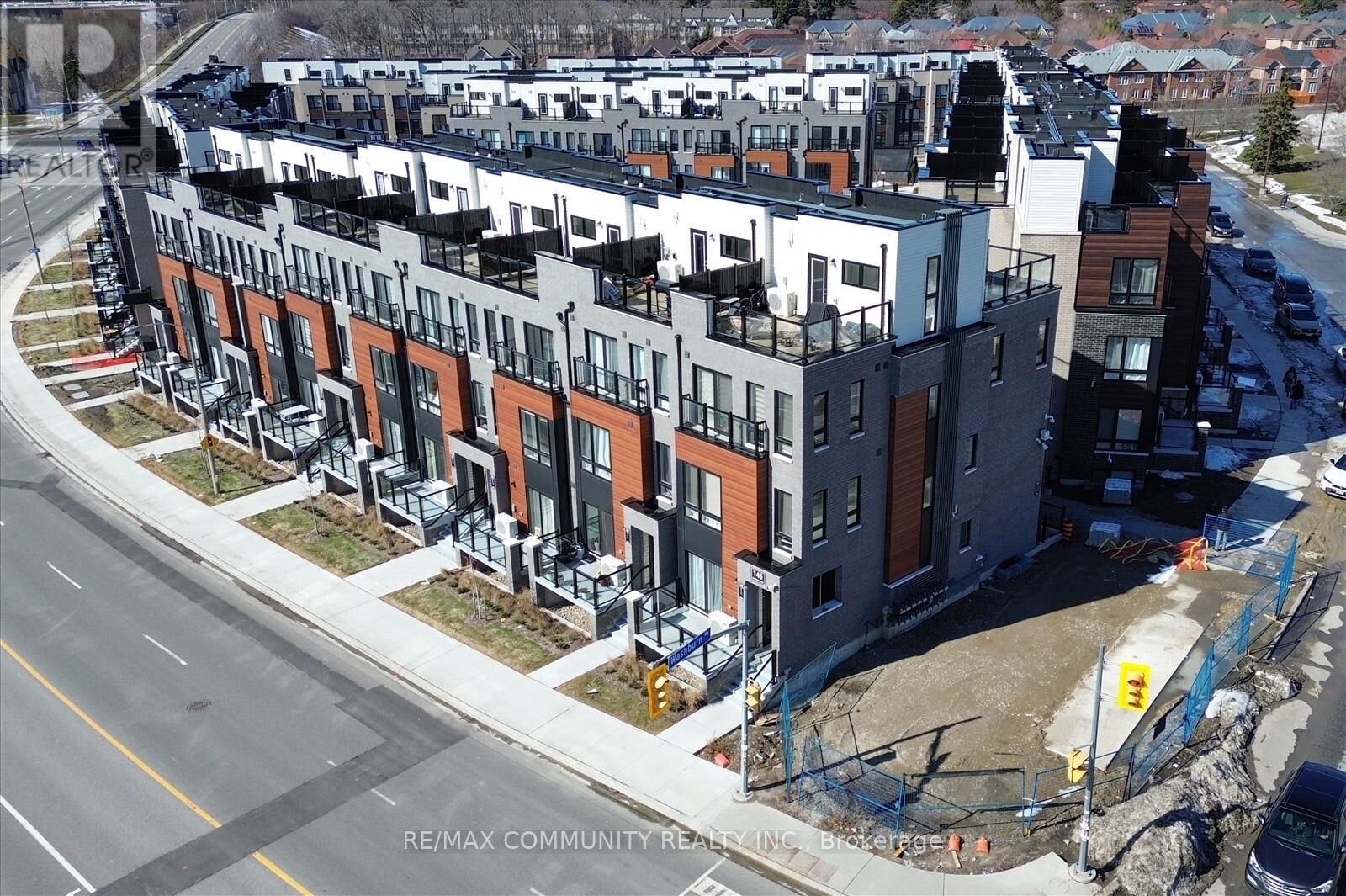 Property Photo: 145 Tapscott Road 21 ON M1B 0E8