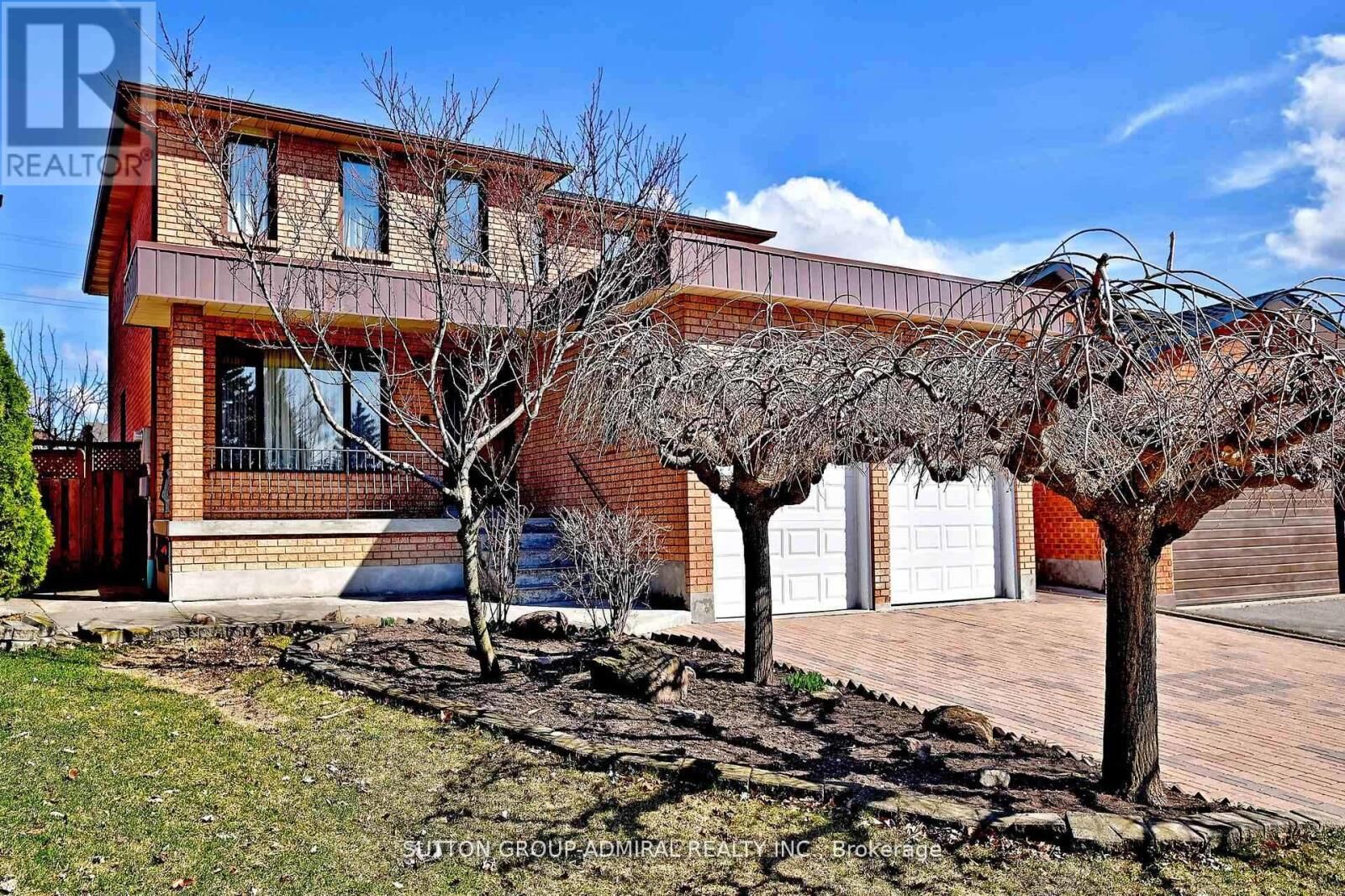 Property Photo:  45 Royal Garden Boulevard  ON L4L 7C4 