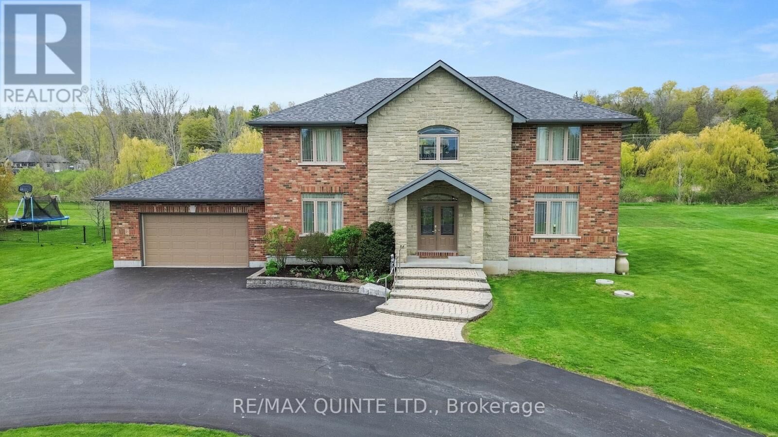 Property Photo: 39 Deerfield Court ON K8N 4Z1