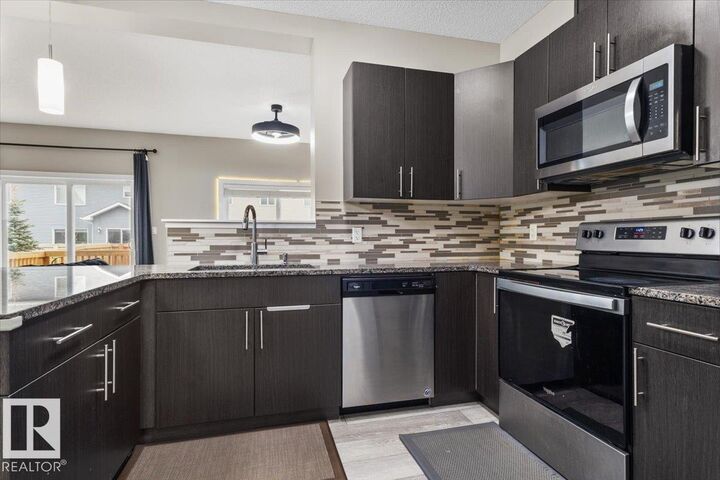 Property Photo:  236 39 Avenue NW  AB T6T 2K3 