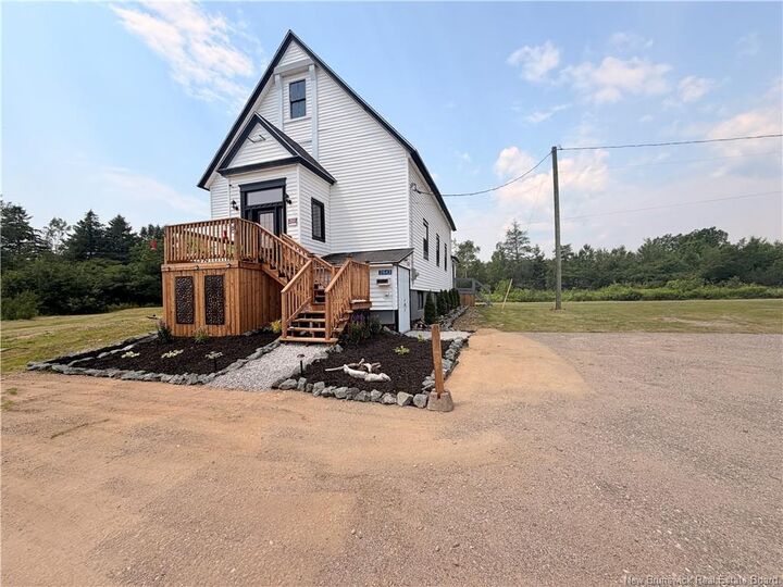 2843 King George Hwy — photo 1