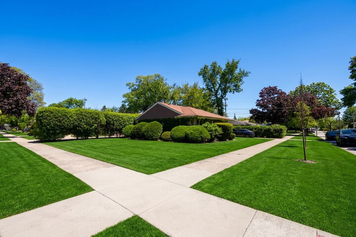 Property Photo:  901 Park Plaine Avenue  IL 60068 