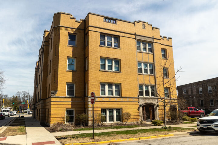 Property Photo: 600 Elgin Avenue Gb IL 60130