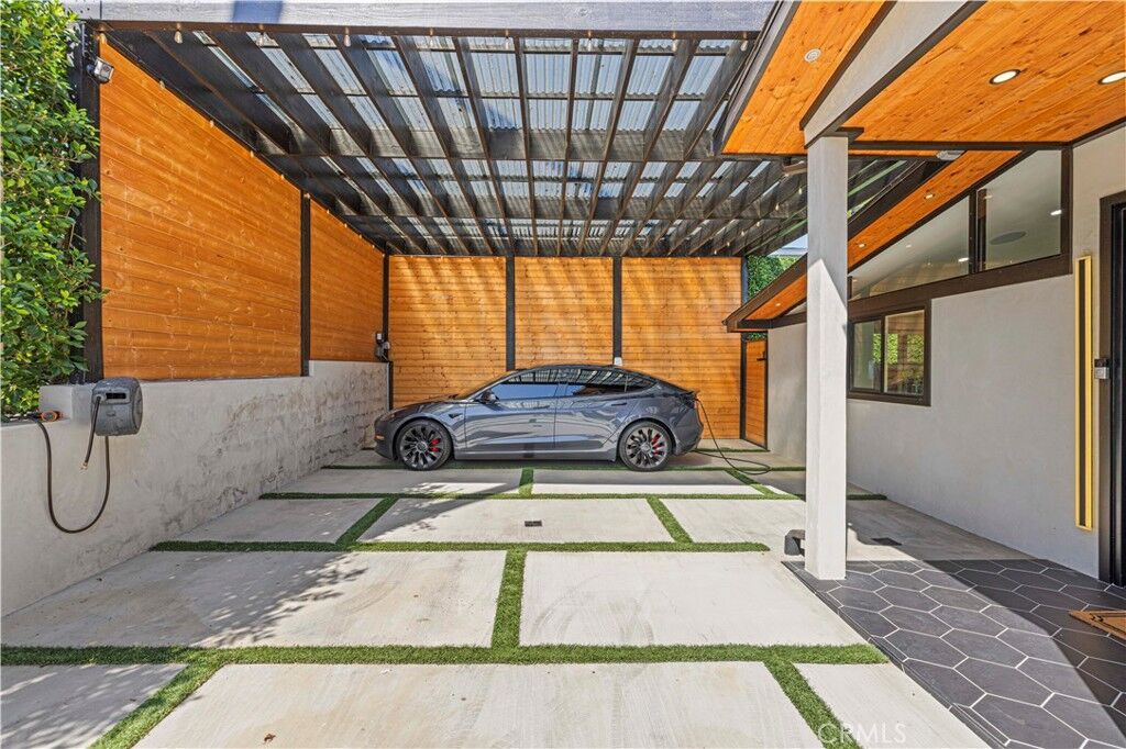 Property Photo:  22263 Flanco  CA 91364 