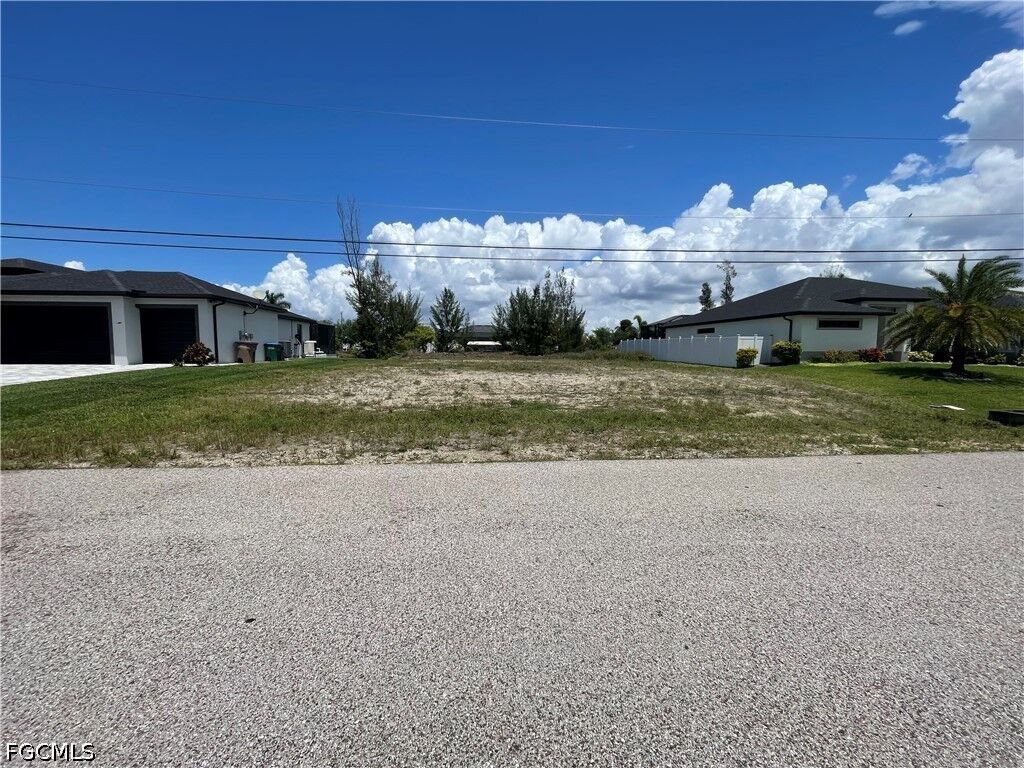 Property Photo:  2111 SW 17th Place  FL 33991 