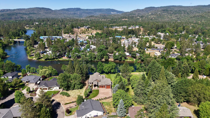 Property Photo:  1030 Anglers Place  OR 97539 