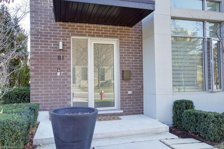 Property Photo:  81 High Street E  ON L5G 1K3 