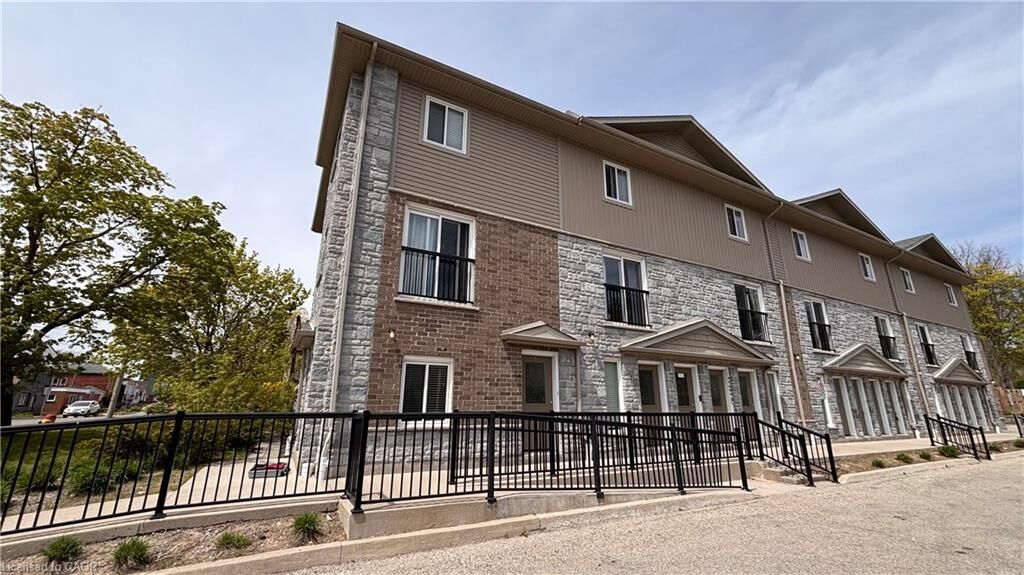 Property Photo:  122 Courtland Avenue E 1  ON N2H 1Y9 