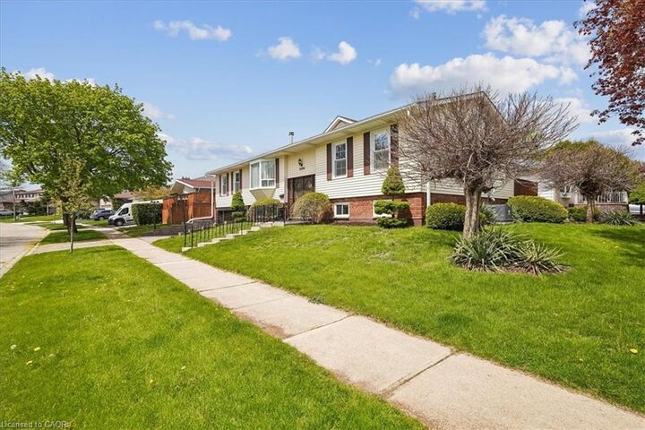 Property Photo:  2204 Cartier Crescent  ON L7P 2Z5 