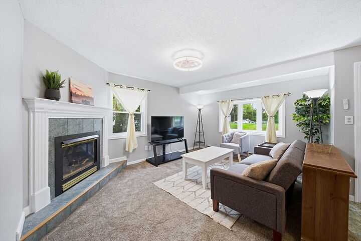 Property Photo:  4 Bunker Hill Rd  MA 01524 
