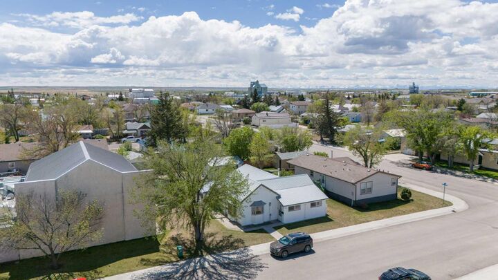 Property Photo:  212 20 Street  AB T0L 0Z0 