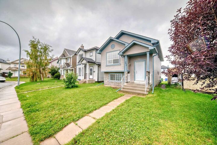 Property Photo:  202 Saddlemead Green NE  AB T3J 4M7 