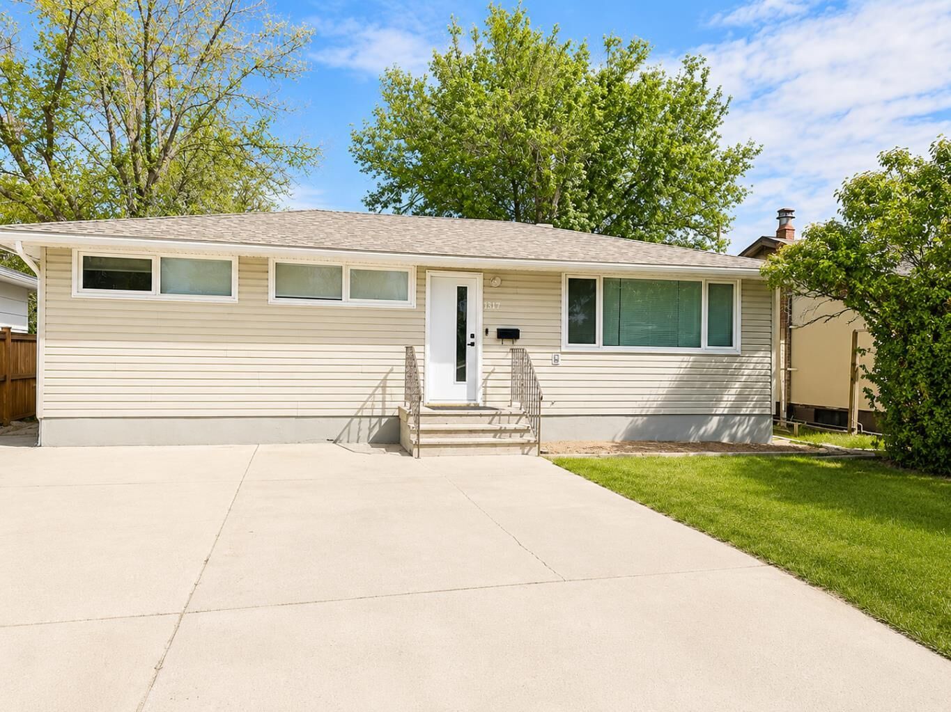 Property Photo:  1317 17 Avenue S  AB T1K 1A3 