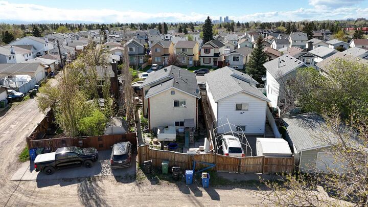 Property Photo:  27 Erin Grove Court SE  AB T2B 3A8 
