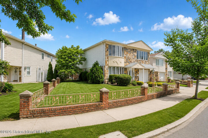 Property Photo:  92 Dawson Circle  NY 10314 
