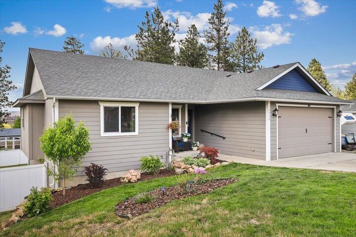Property Photo: 10918 S Pinecroft Rd WA 99022