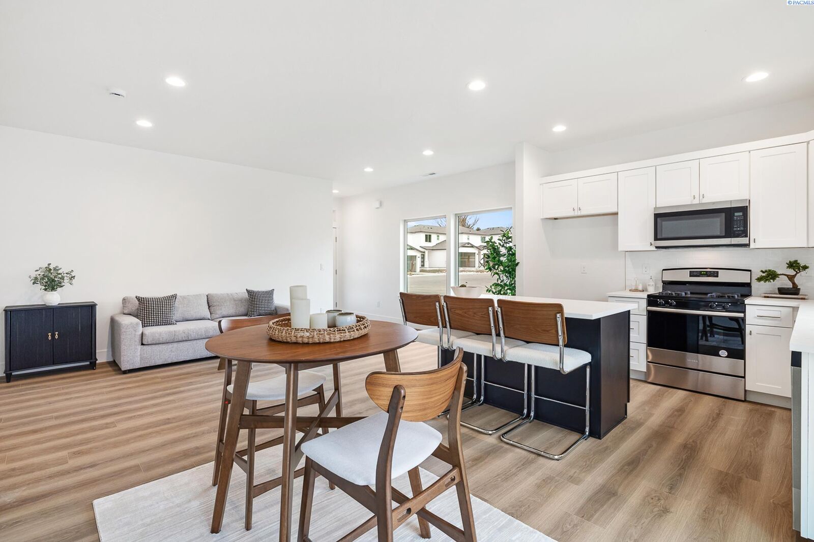 Property Photo:  1074 S Underwood Pl  WA 99337 
