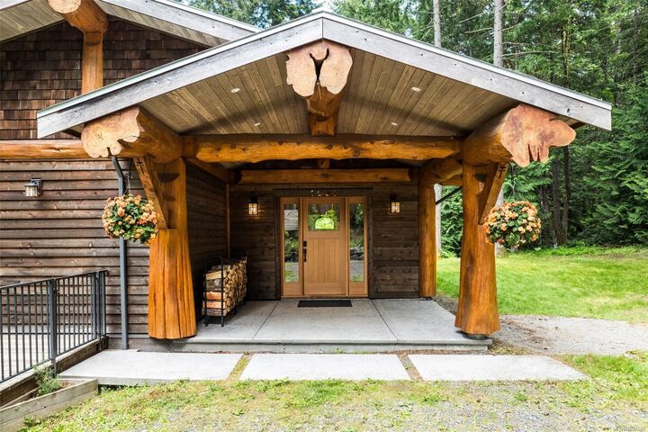 Property Photo: 1291 Benvenuto Ave BC V8M 1J9