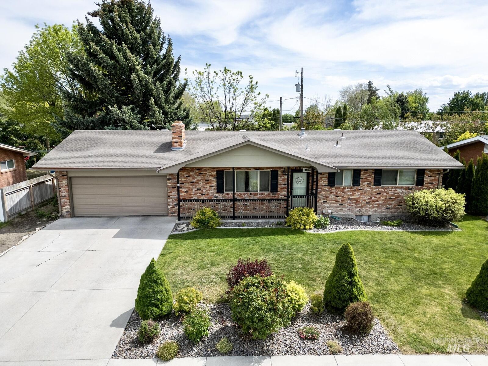 Property Photo:  1053 E 18th St.  ID 83318 