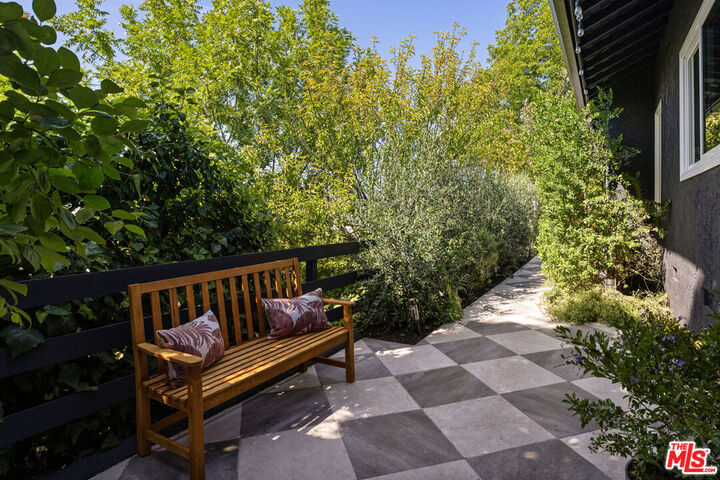 Property Photo: 1432 El Paso Dr CA 90065