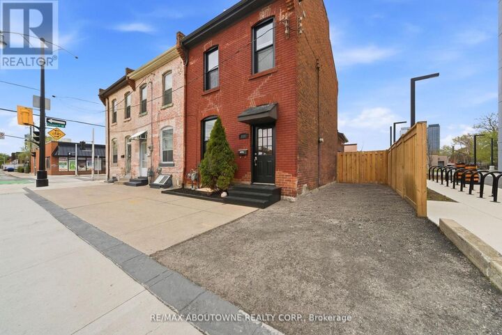 Property Photo:  116 Bay Street North  ON L8R 2P4 
