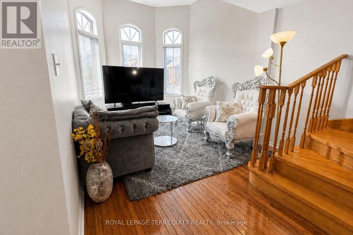 Property Photo: 1215 Wadebridge Crescent Upper ON L1K 2V5
