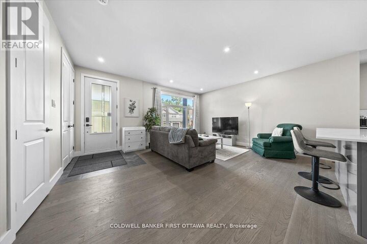 Photo de la propriété:  22 Inverkip Avenue A/B  ON K1T 4B7 