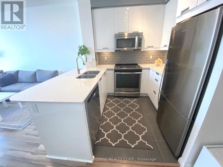 Property Photo:  75 Eglinton Avenue West 1503  ON L5R 0E5 
