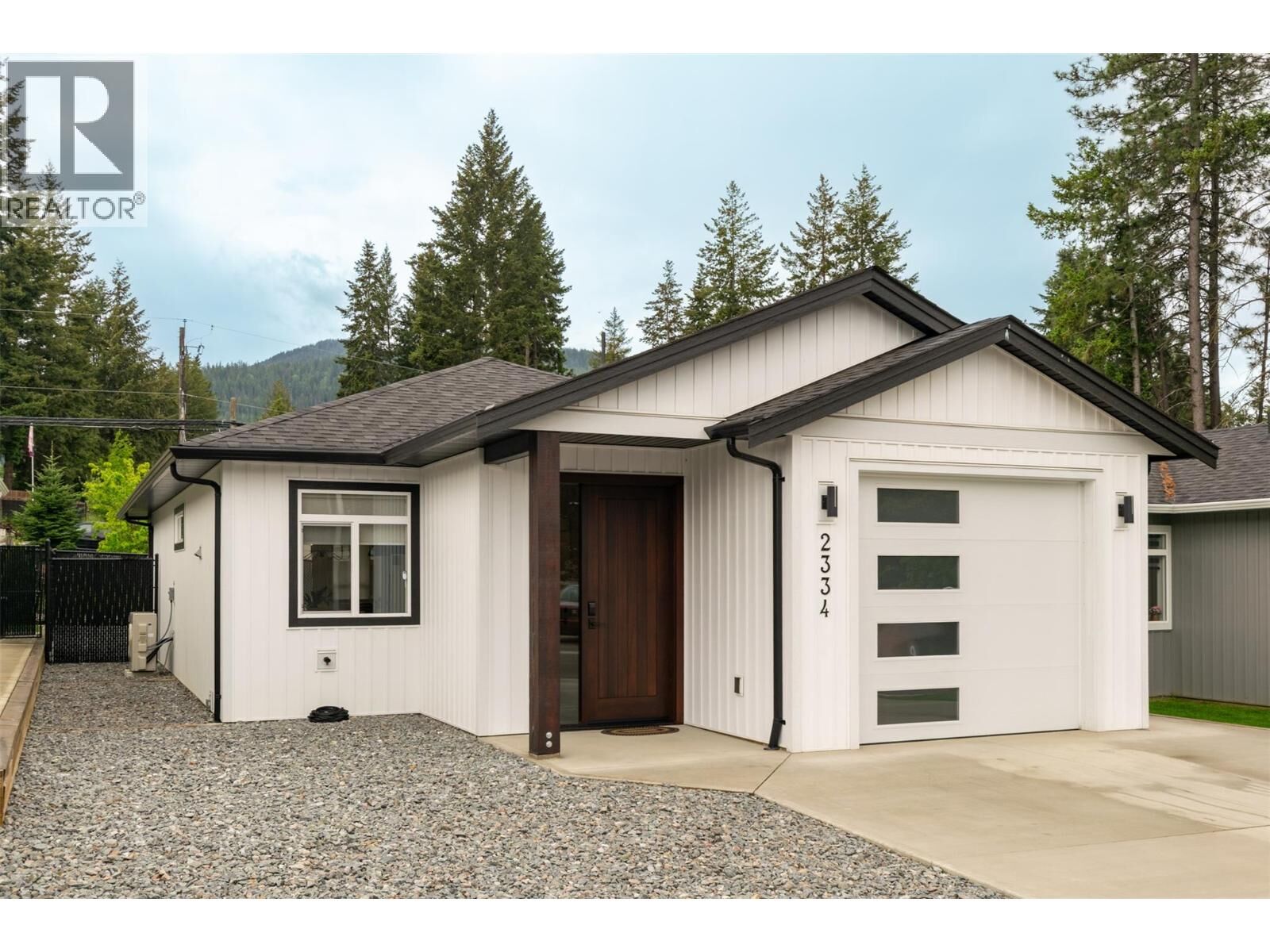 Property Photo:  2334 6 Avenue Southeast  BC V1E 0H1 