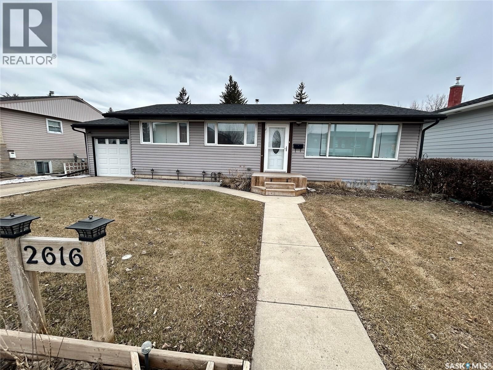 Property Photo:  2616 Clarence Avenue S  SK S7J 1M6 