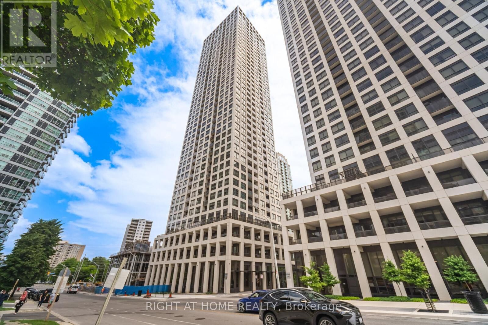 Property Photo: 30 Elm Drive West 3906 ON L5B 0N6