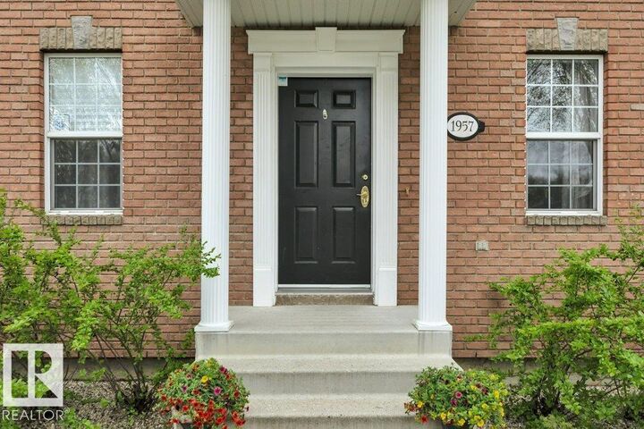 Property Photo: 1957 Tomlinson Square Square NW AB T6R 2R7
