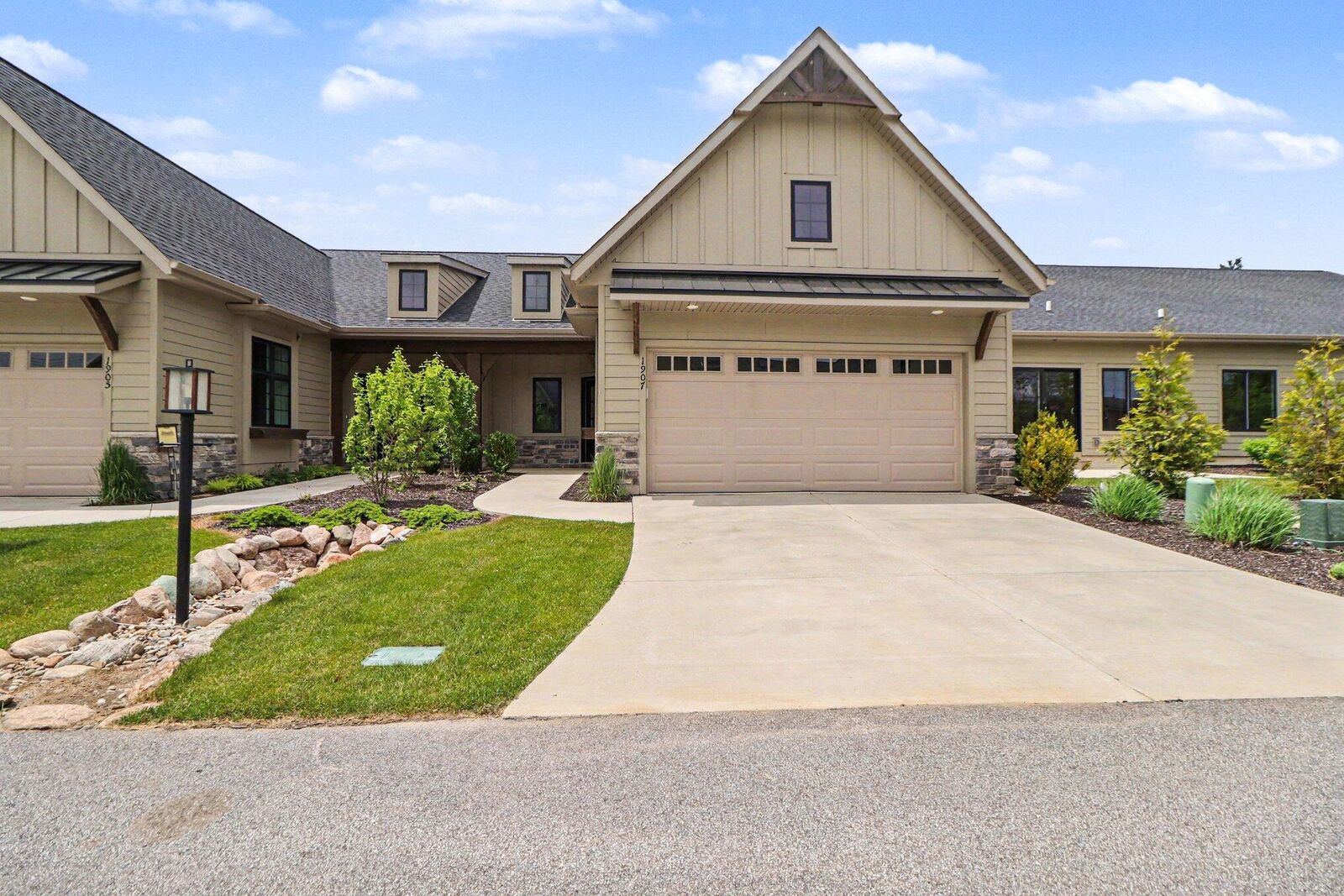 Property Photo:  1907 E Woodglen Circle  IN 46383 
