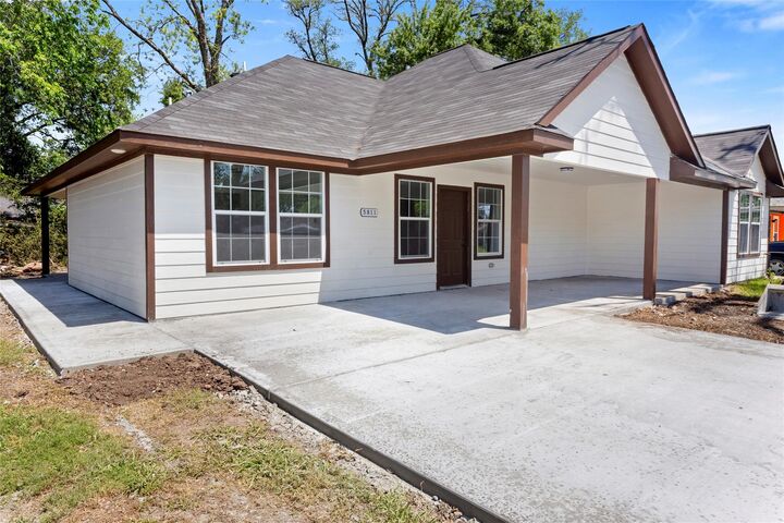 Property Photo: 5811 Northridge Drive TX 77033
