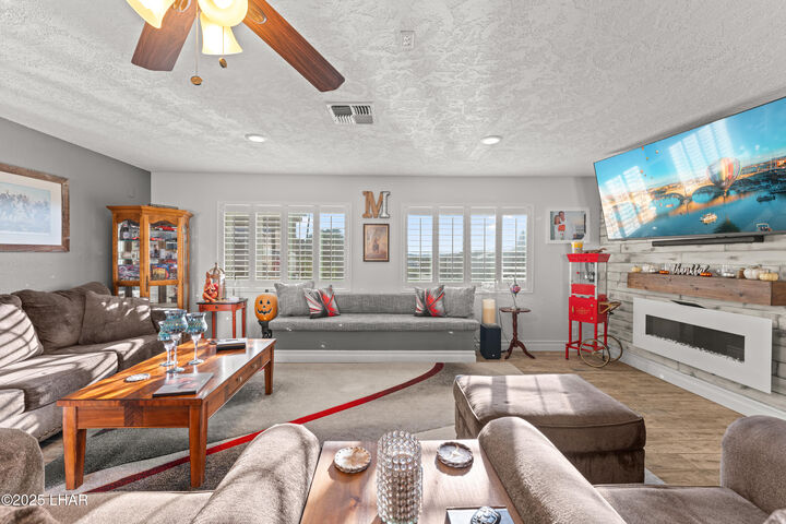 Property Photo: 660 N Wayside Dr AZ 86403