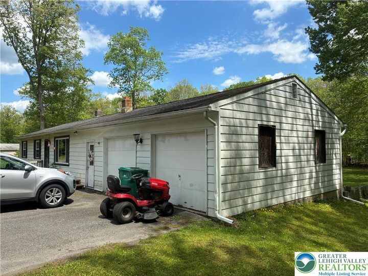 Property Photo:  161 Glenoak Drive  PA 18301 